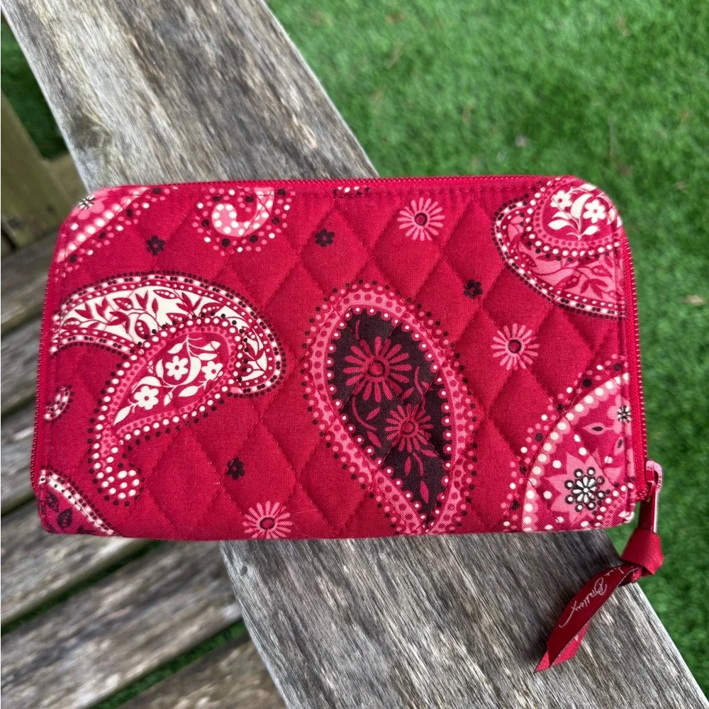 Vera Bradley Mesa Red Paisley Quilted Zip Wallet Wristlet‎ Passport Holder G